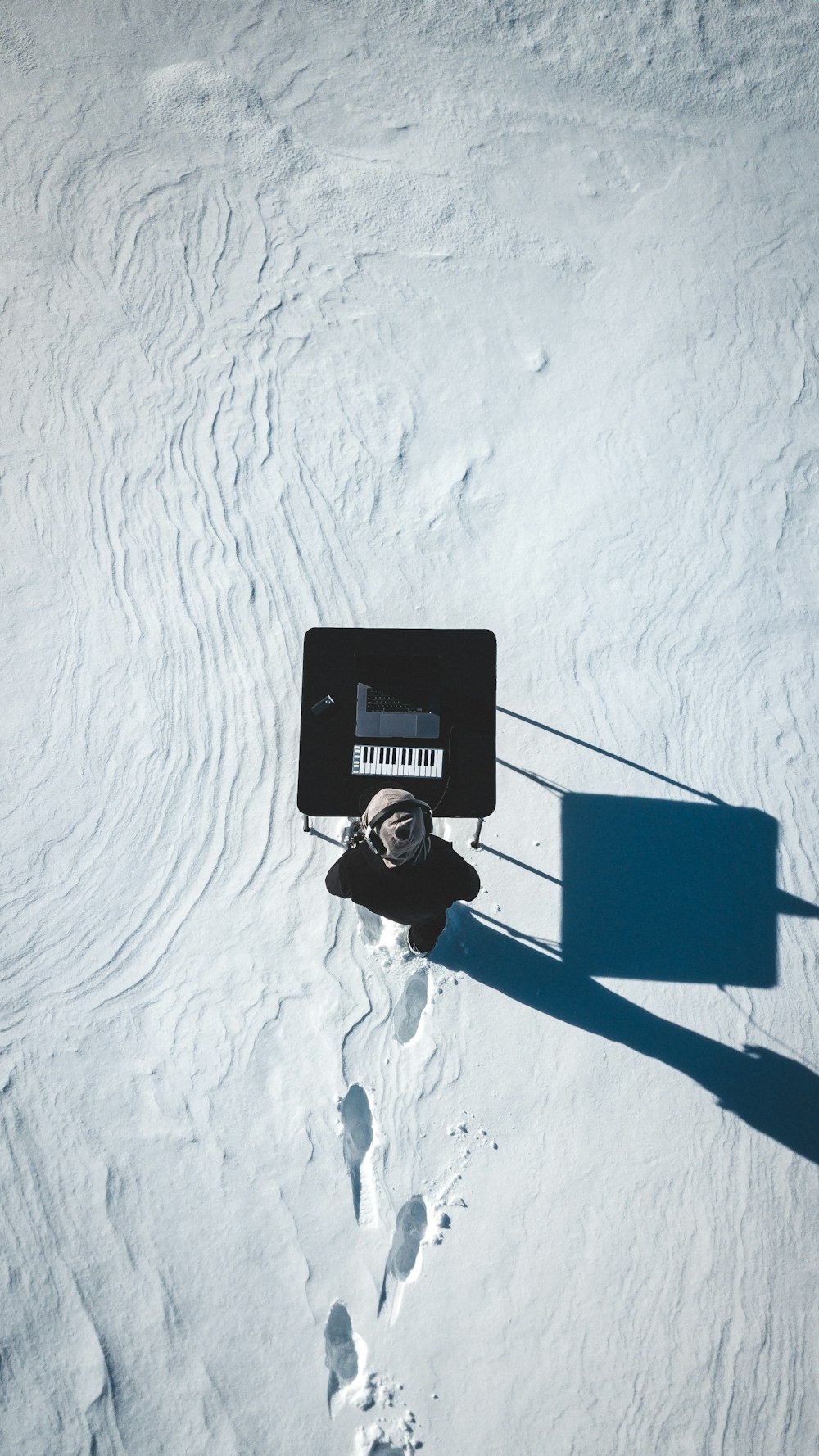 Schwarz-graue Kamera auf blauem Armband auf weißem Schnee