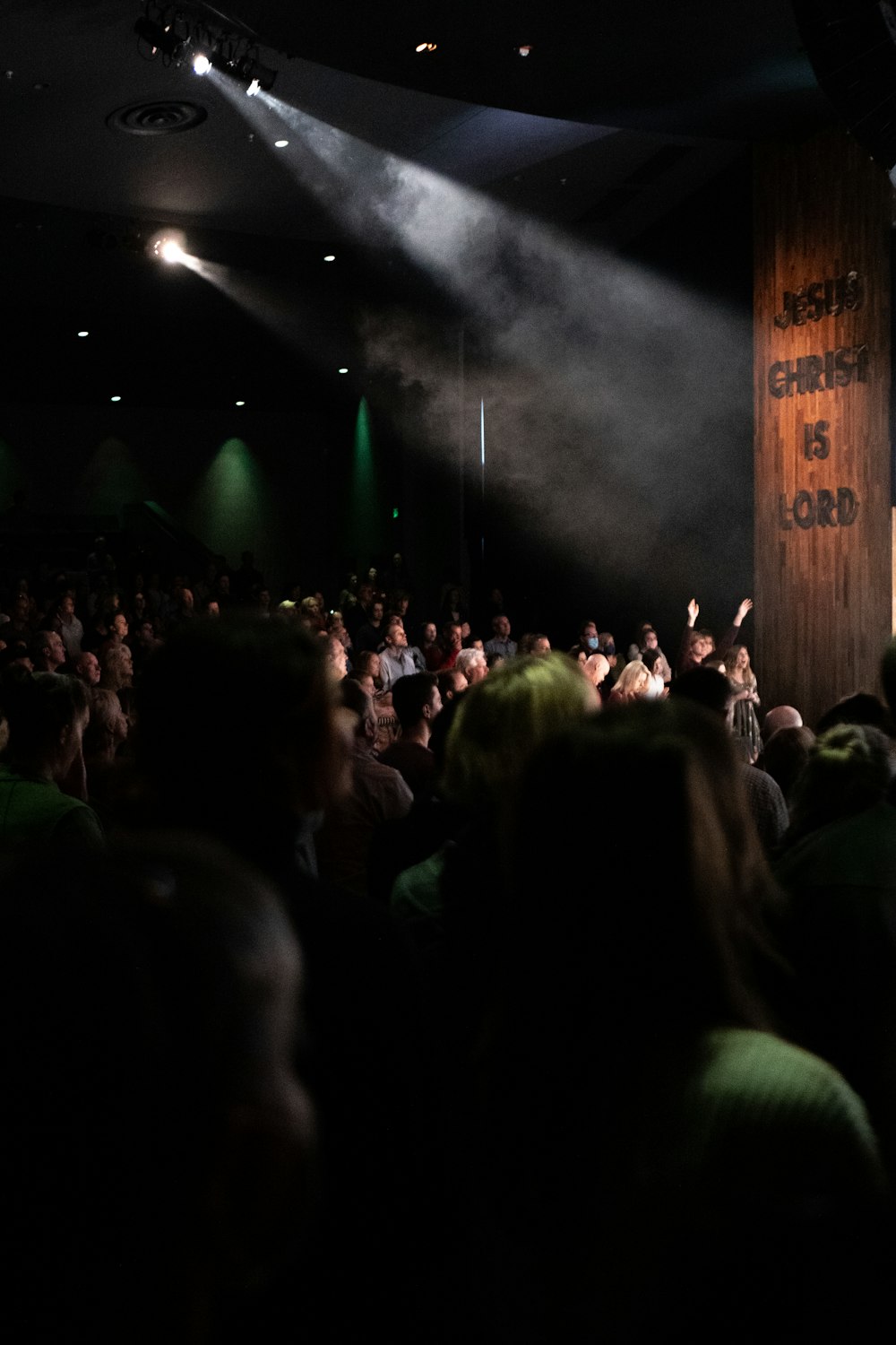 Menschen, die sich nachts zum Konzert versammeln