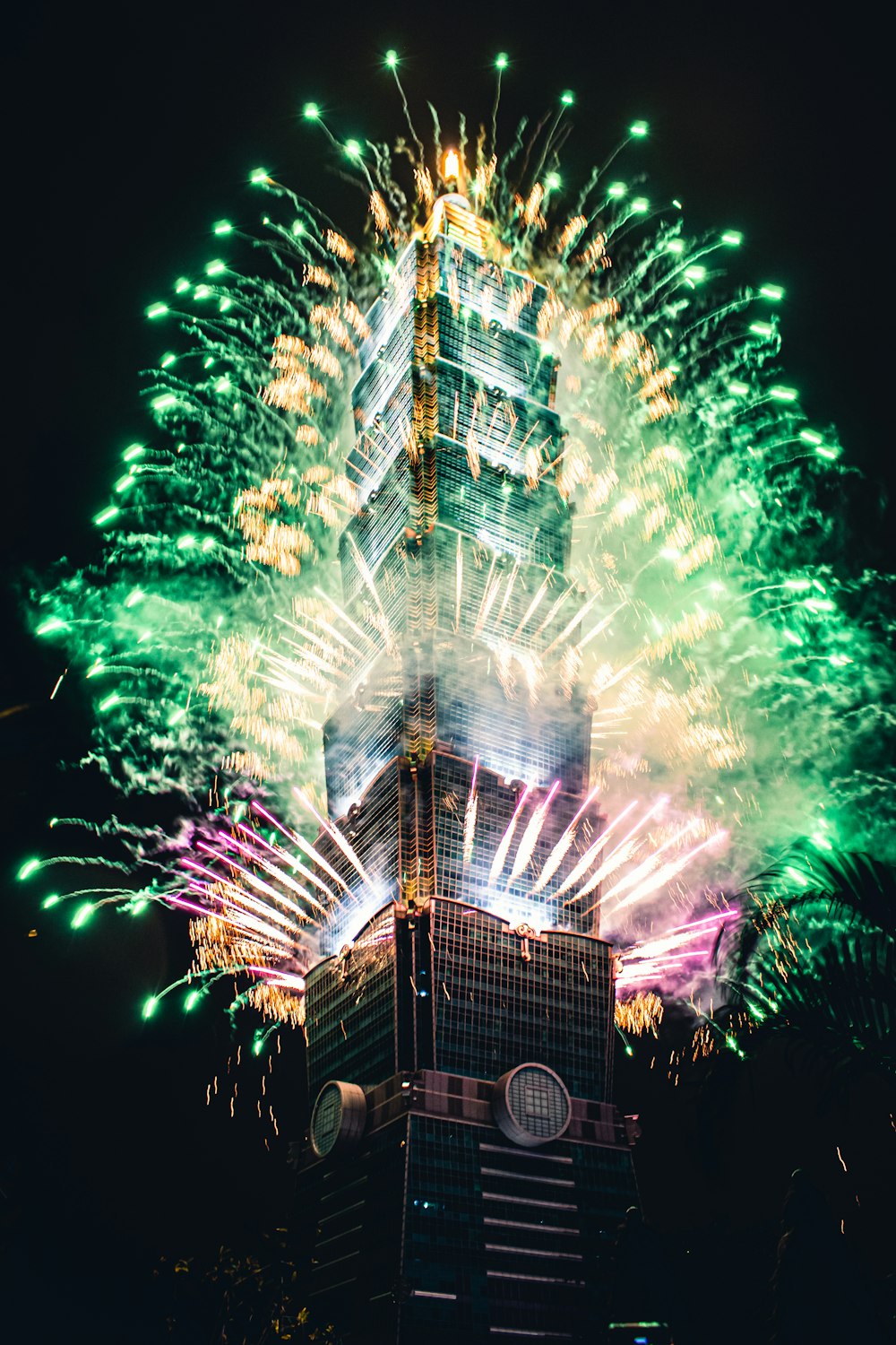 Espectáculo de fuegos artificiales verdes y amarillos durante la noche