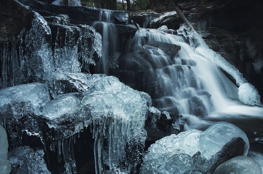 Il ghiaccio bianco sulle cascate d'acqua