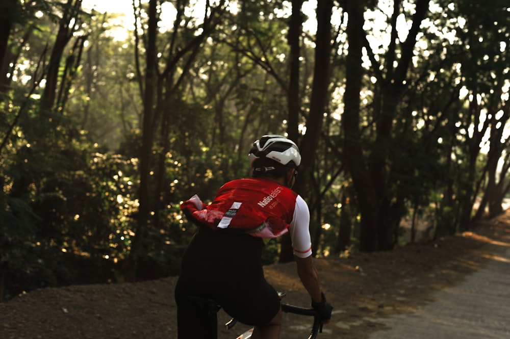 uomo in camicia rossa che va in bicicletta