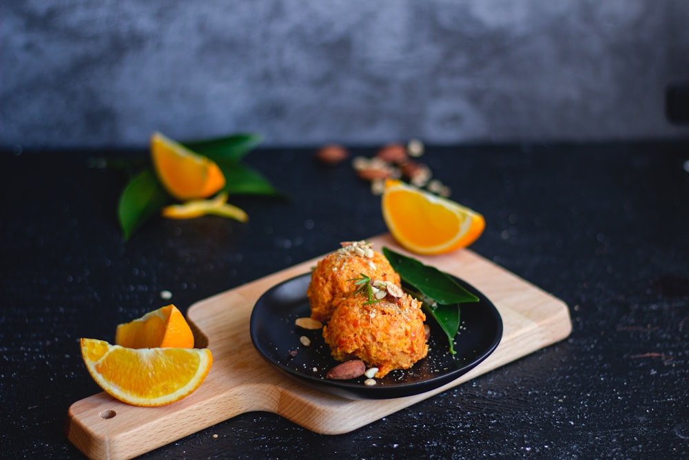 cibo fritto su piatto nero