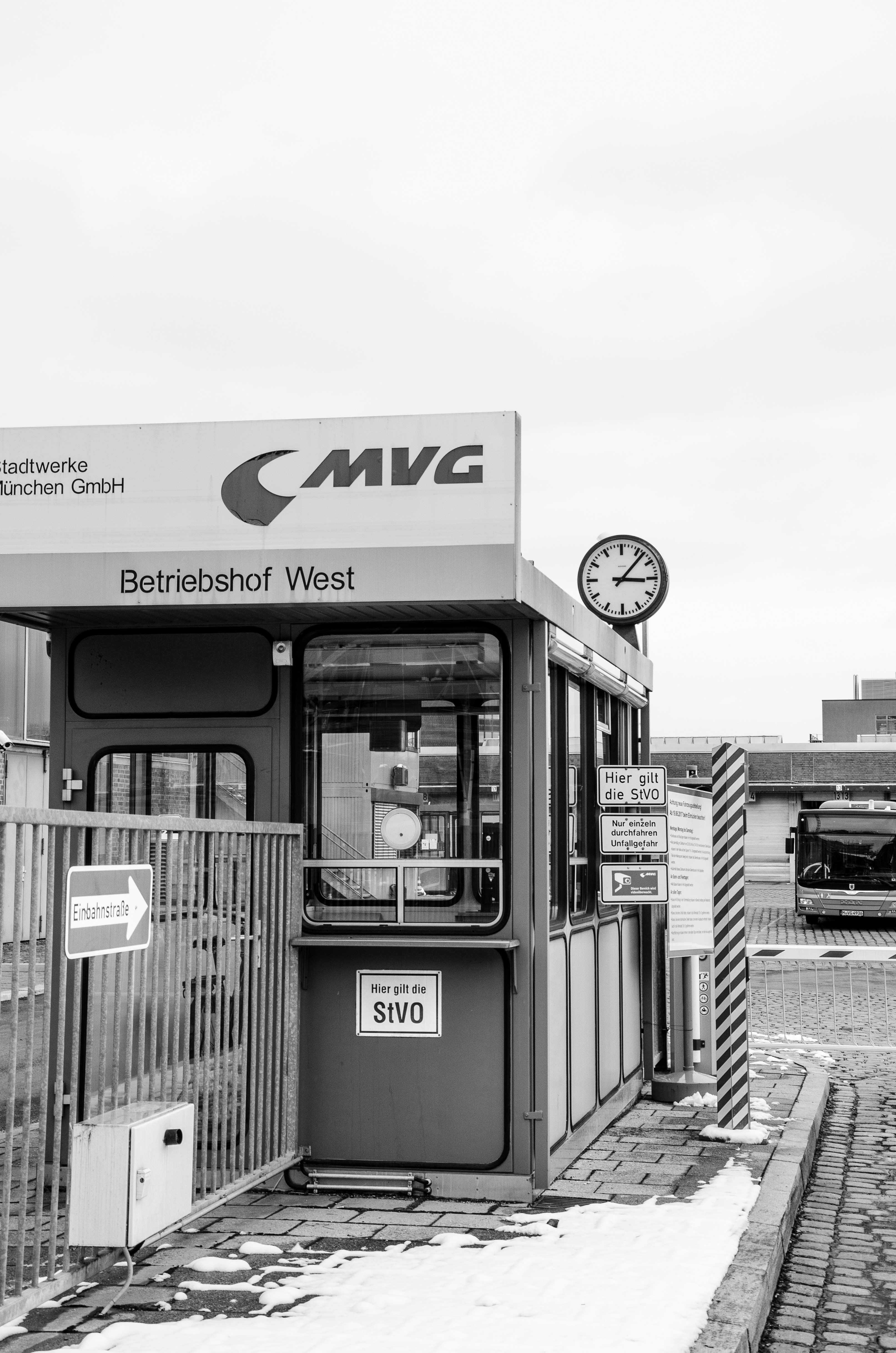 Ein Schwarz-Weiß-Foto eines Bahnhofs