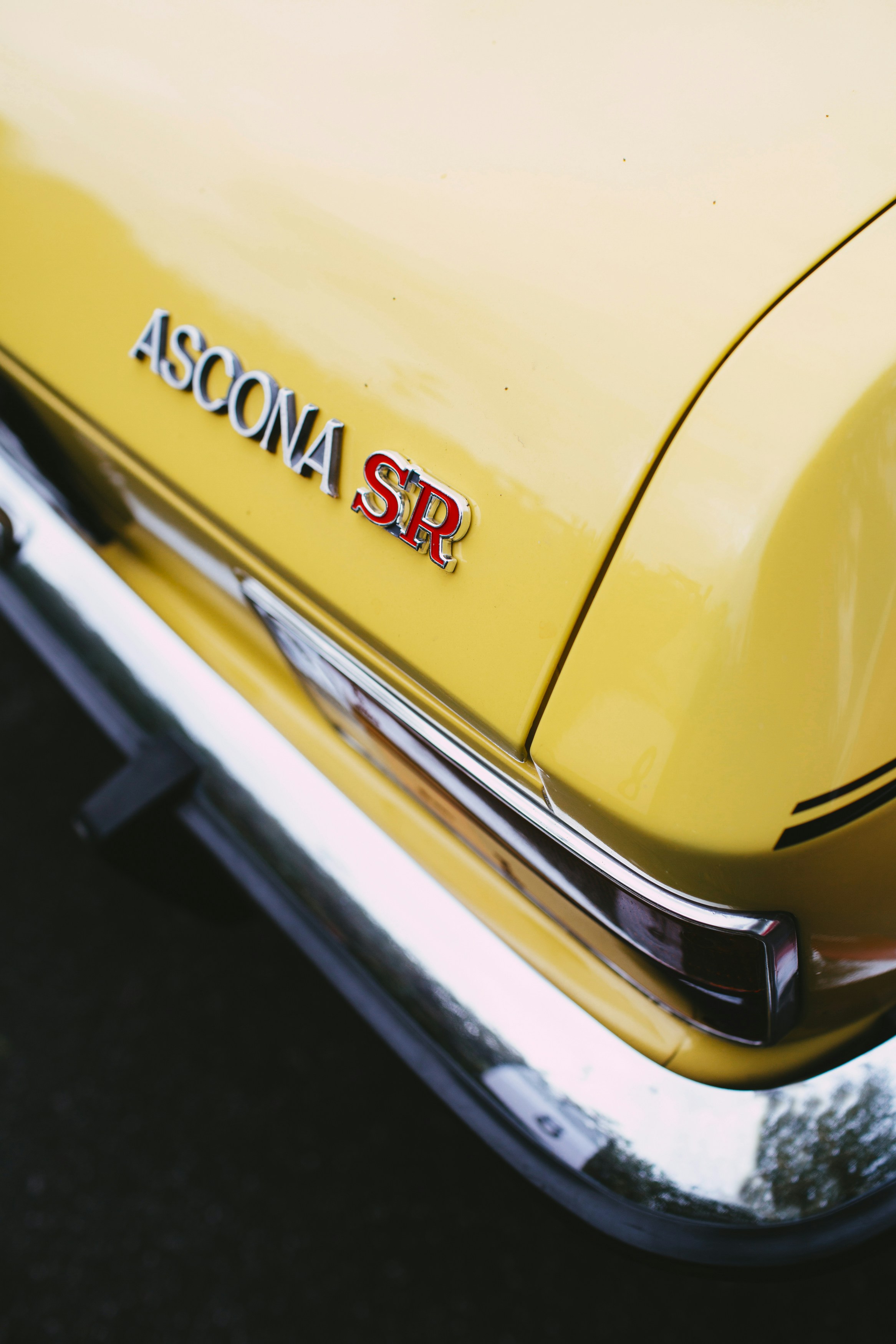 carro vintage amarelo e prateado