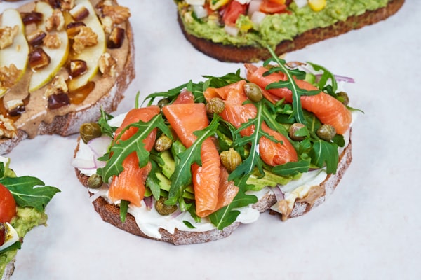 Toast met gerookte zalm en lactosevrije spread — receptfoto
