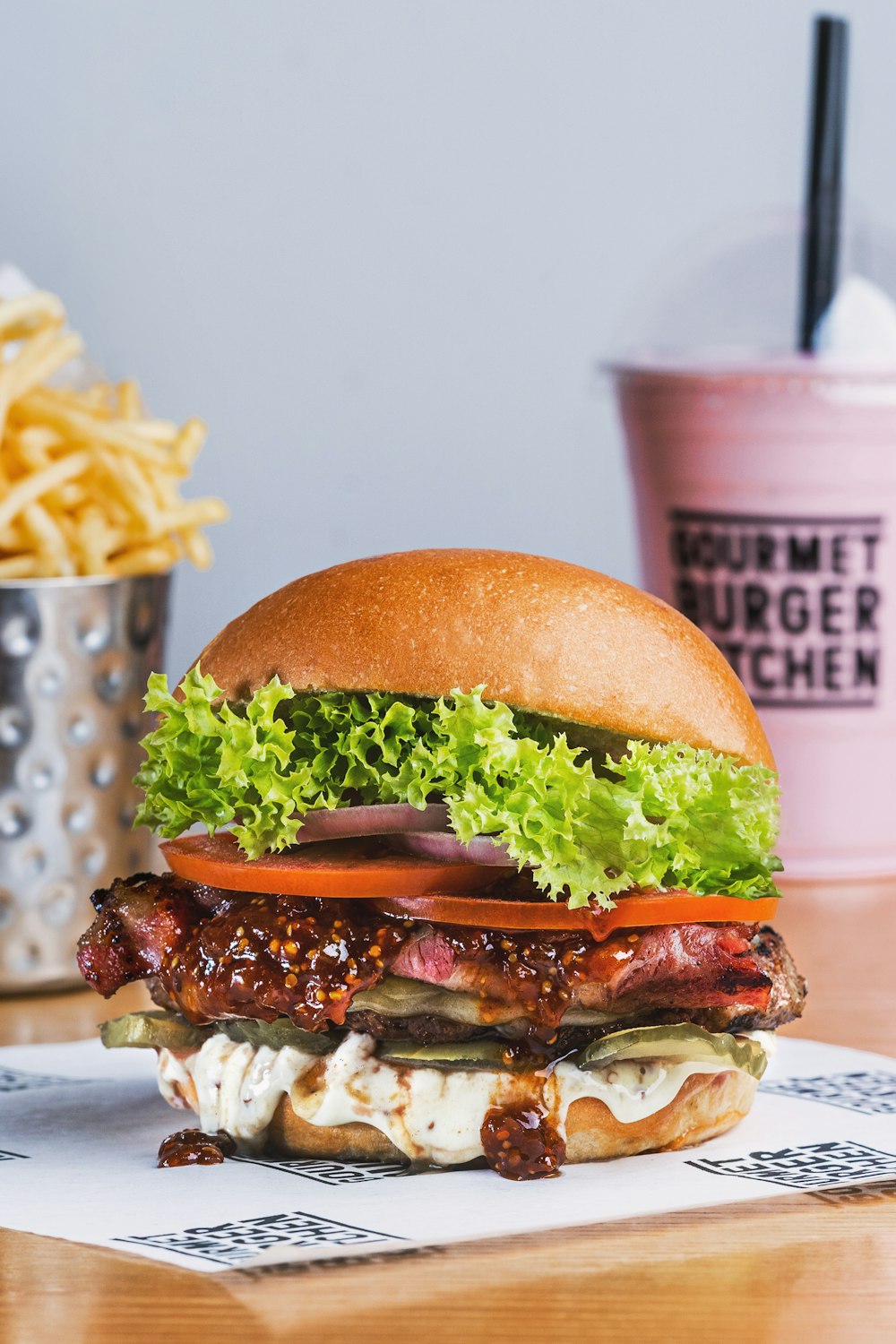 Burger mit Salat und Tomaten