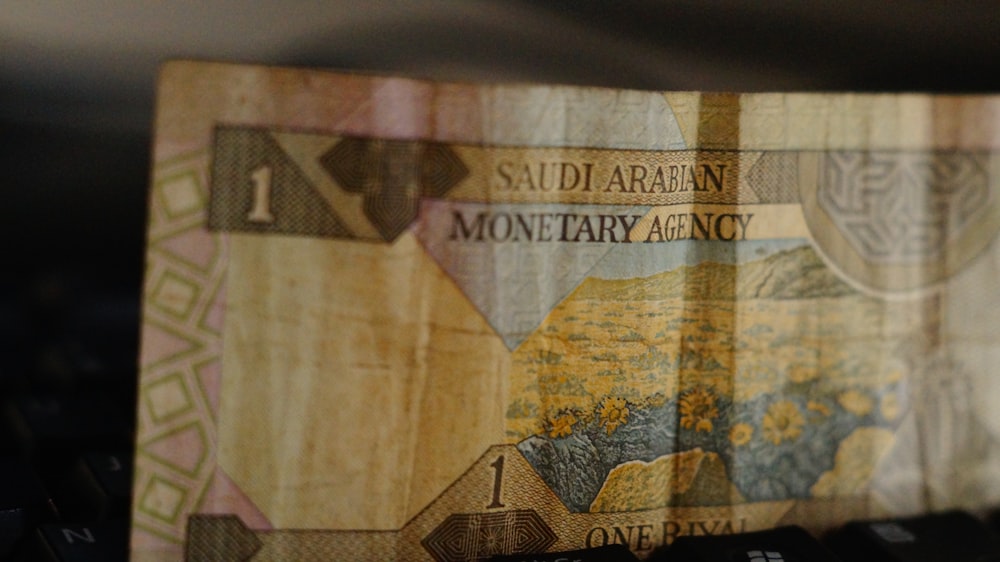 Billete sobre mesa de madera marrón