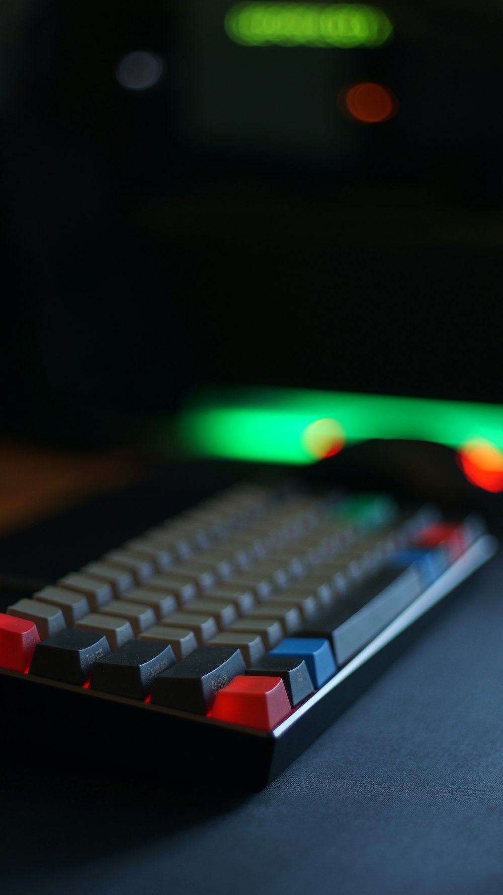 clavier d’ordinateur noir et rouge