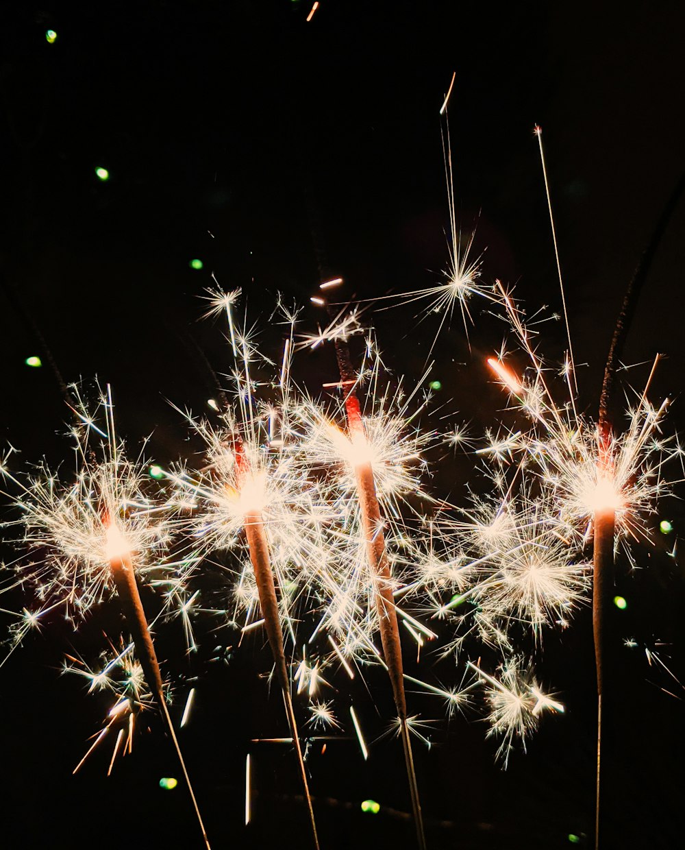 exibição de fogos de artifício brancos e vermelhos durante a noite