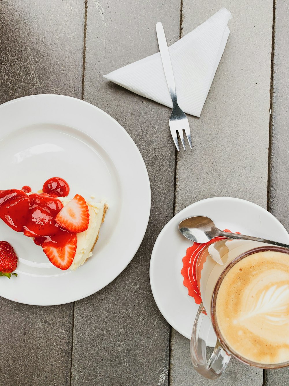 Fraise et fraise sur assiette en céramique blanche