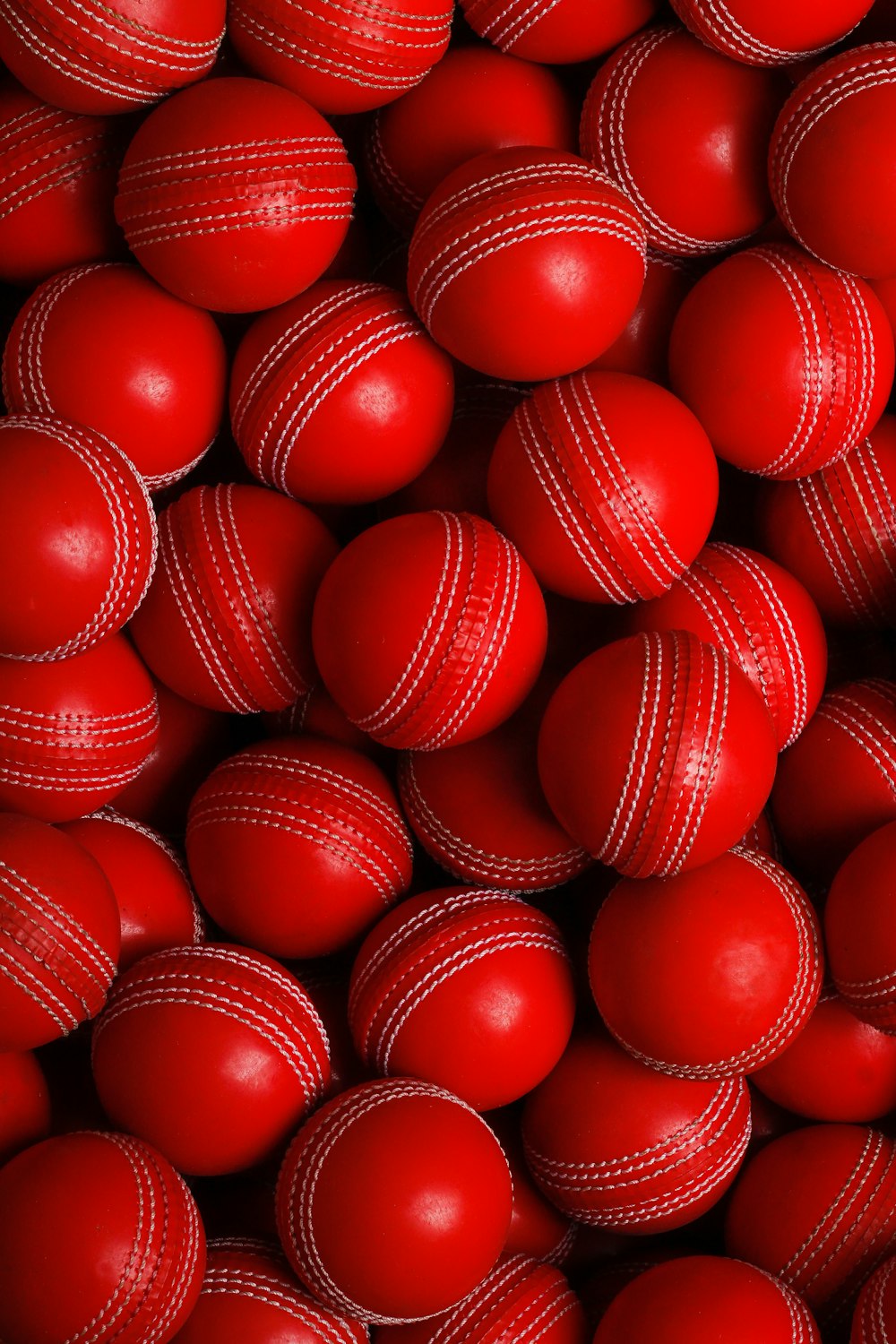 lote de bolas redondas rojas en fotografía de primer plano