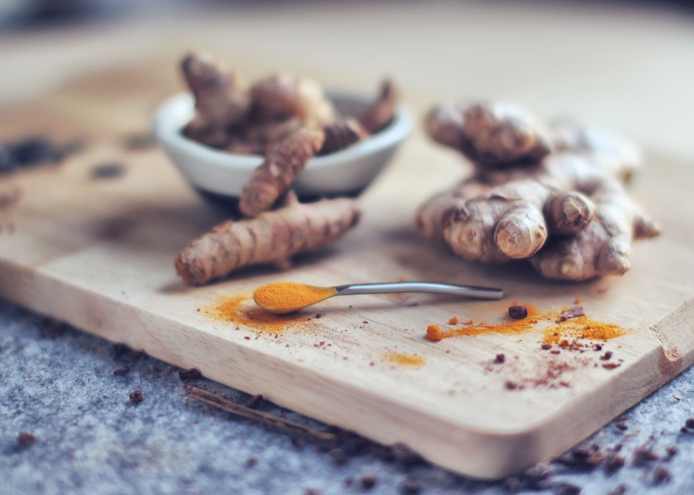 Comida marrón y blanca en plato de cerámica blanca