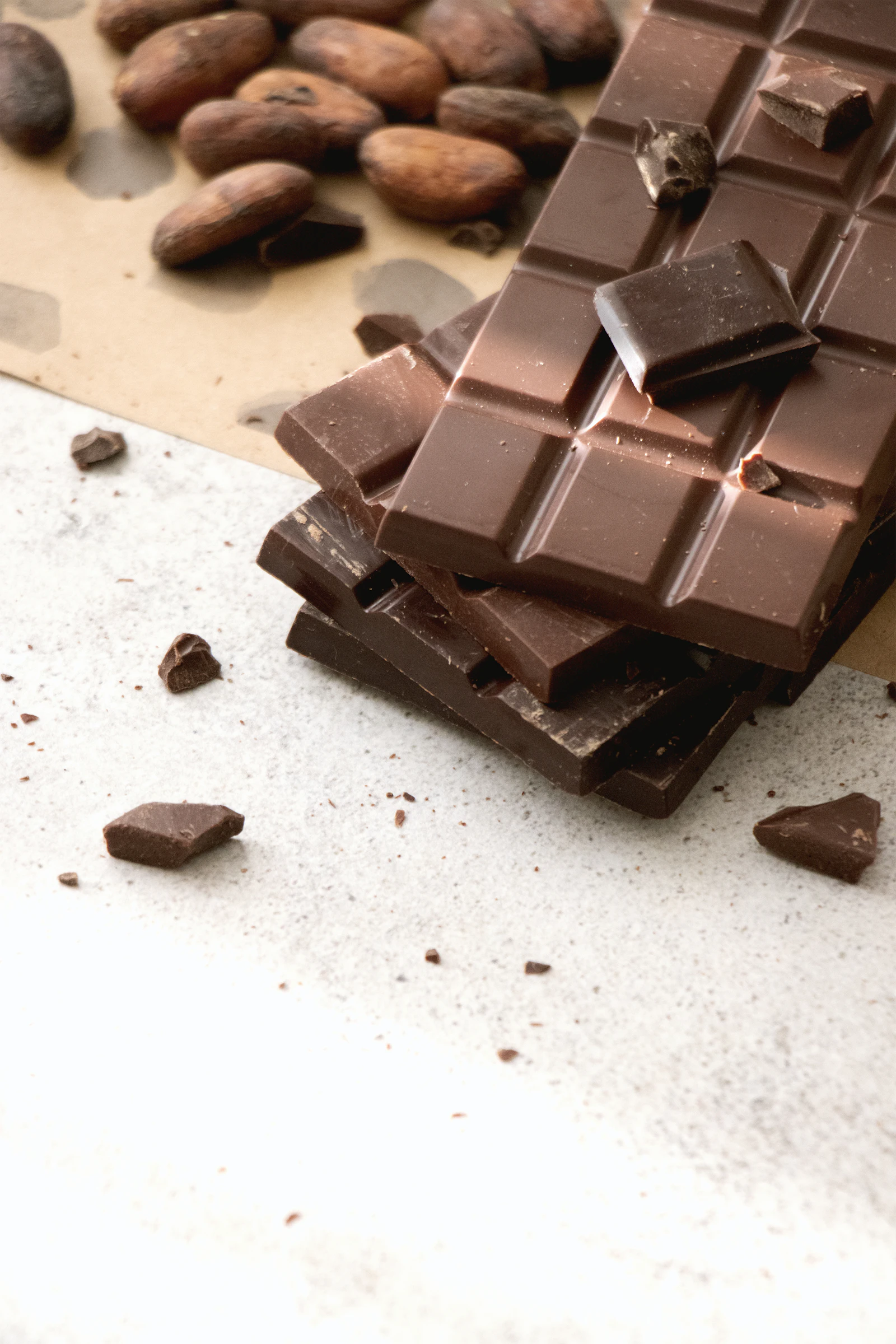 Tablettes de chocolat sur une table — image d'illustration