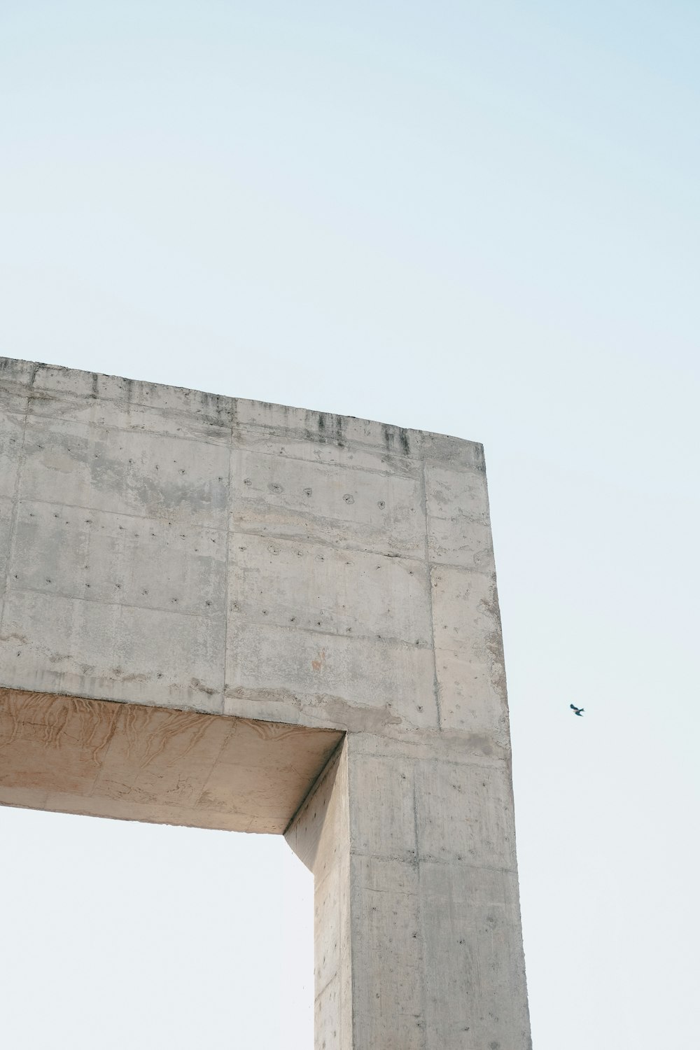 edifício de concreto cinza sob o céu branco durante o dia