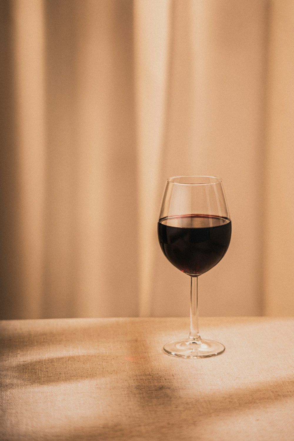 verre à vin transparent avec du vin rouge