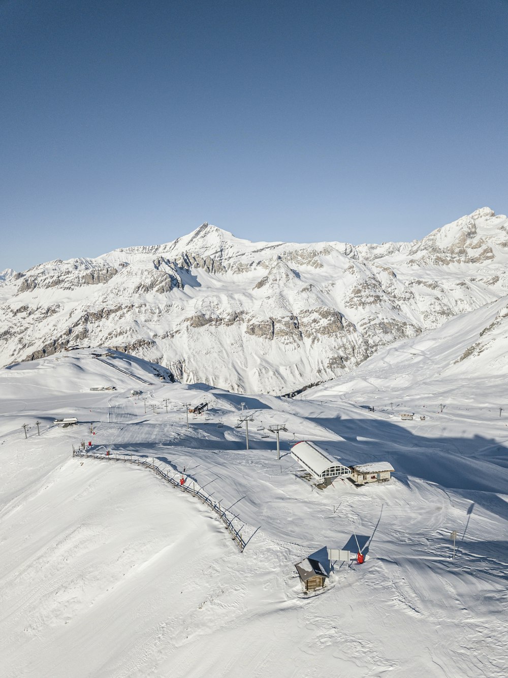 Menschen tagsüber auf schneebedeckten Bergen