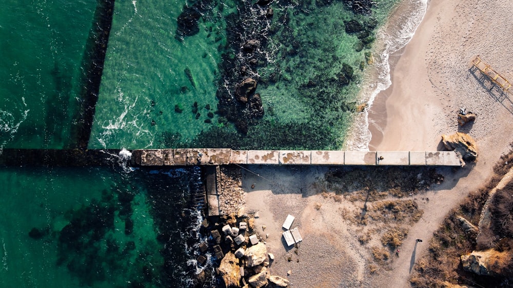 Vista aérea de un cuerpo de agua verde durante el día