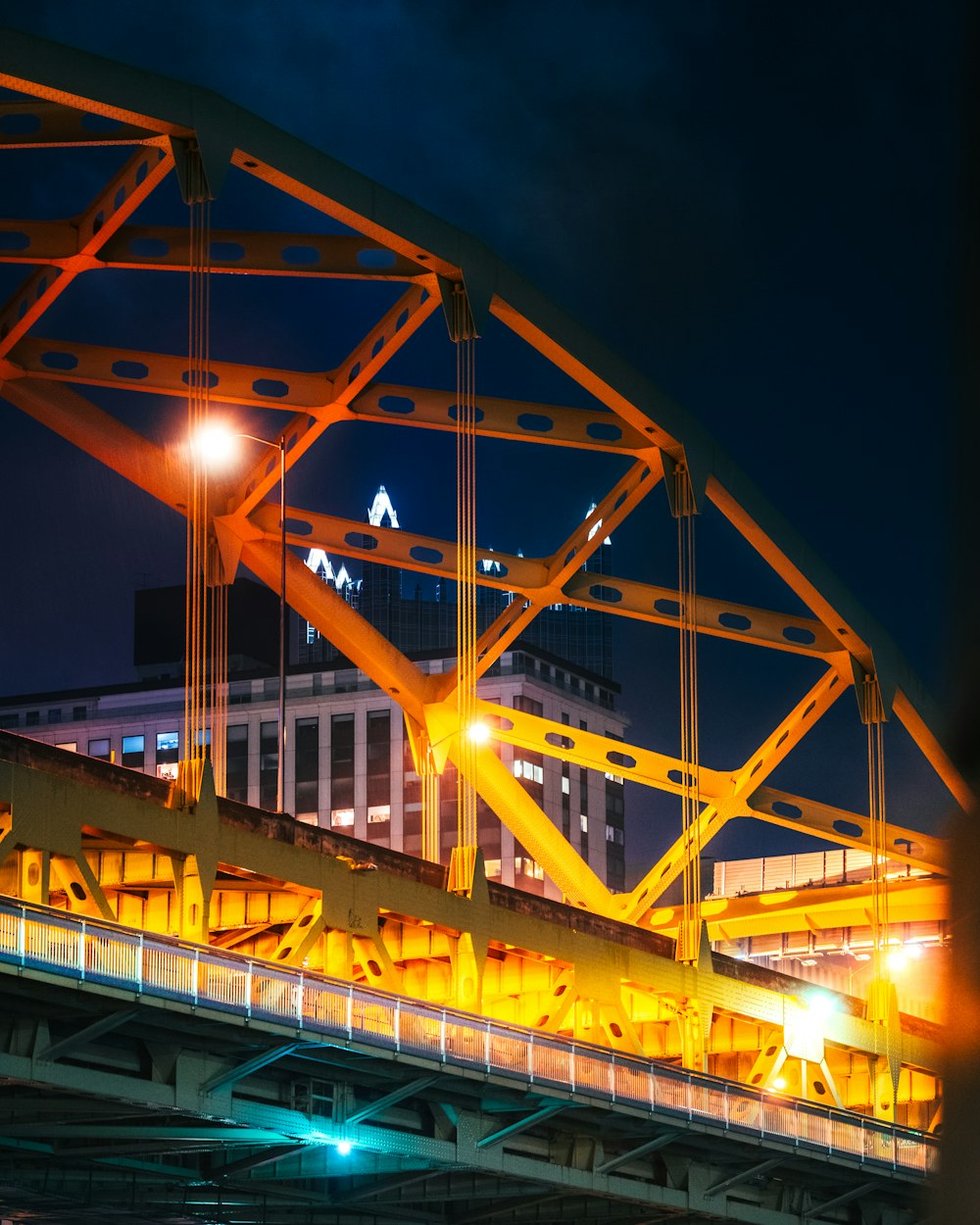 夜間の黄色いライトアップ橋