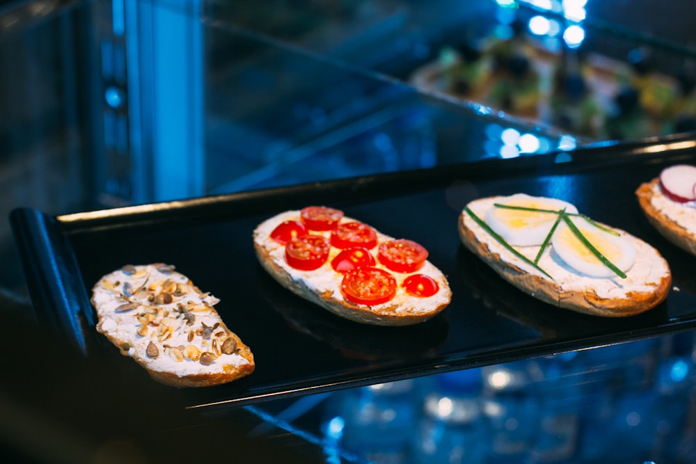 pane integrale e bianco su vassoio nero