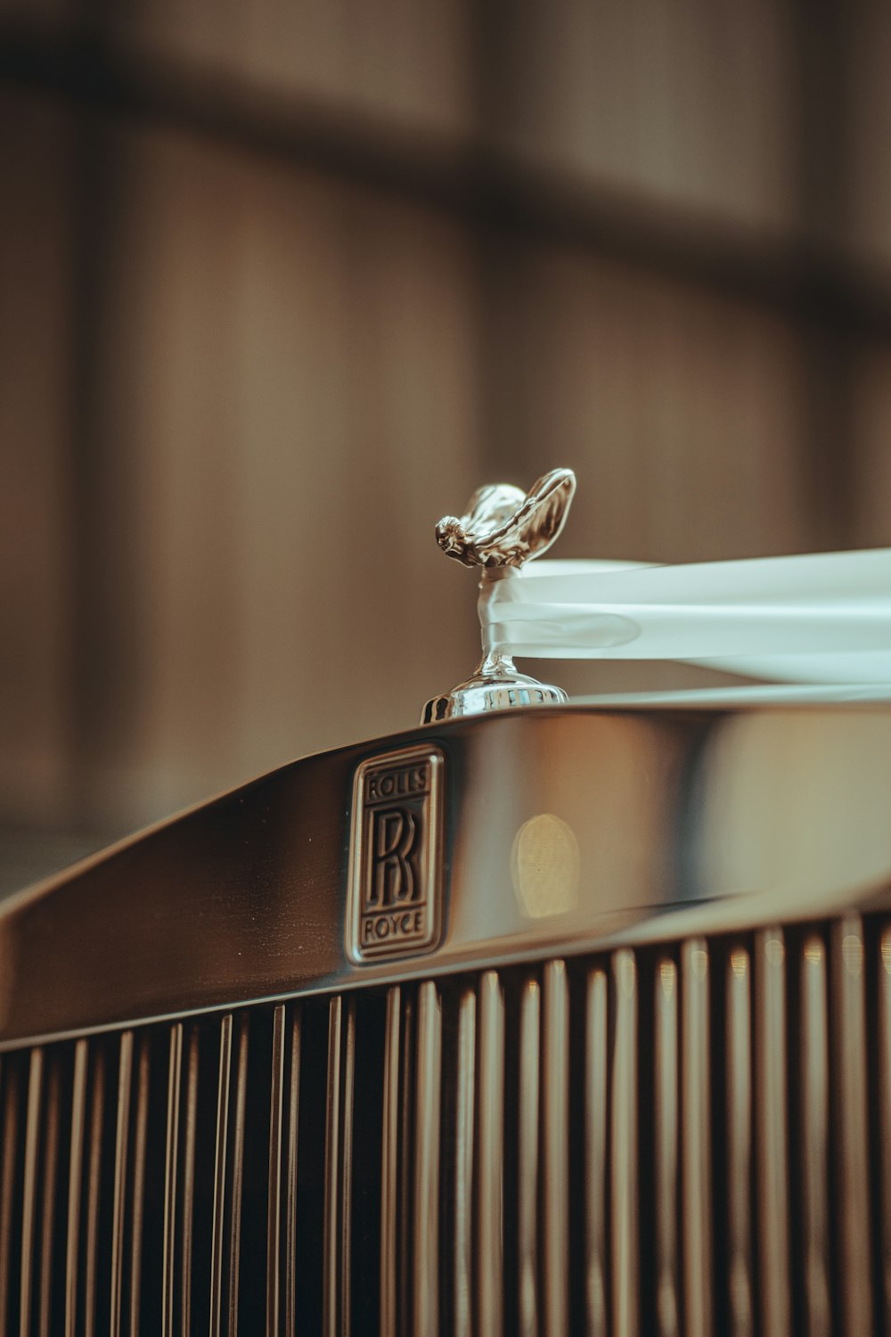 Un primo piano dell'ornamento del cofano su un'auto