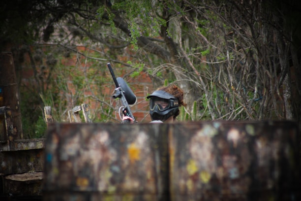 JOGADOR DE PAINTBALL ESCONDIDO ATRAS DE UM OBSTÁCULO NO CAMPO DE MONTALEGRE