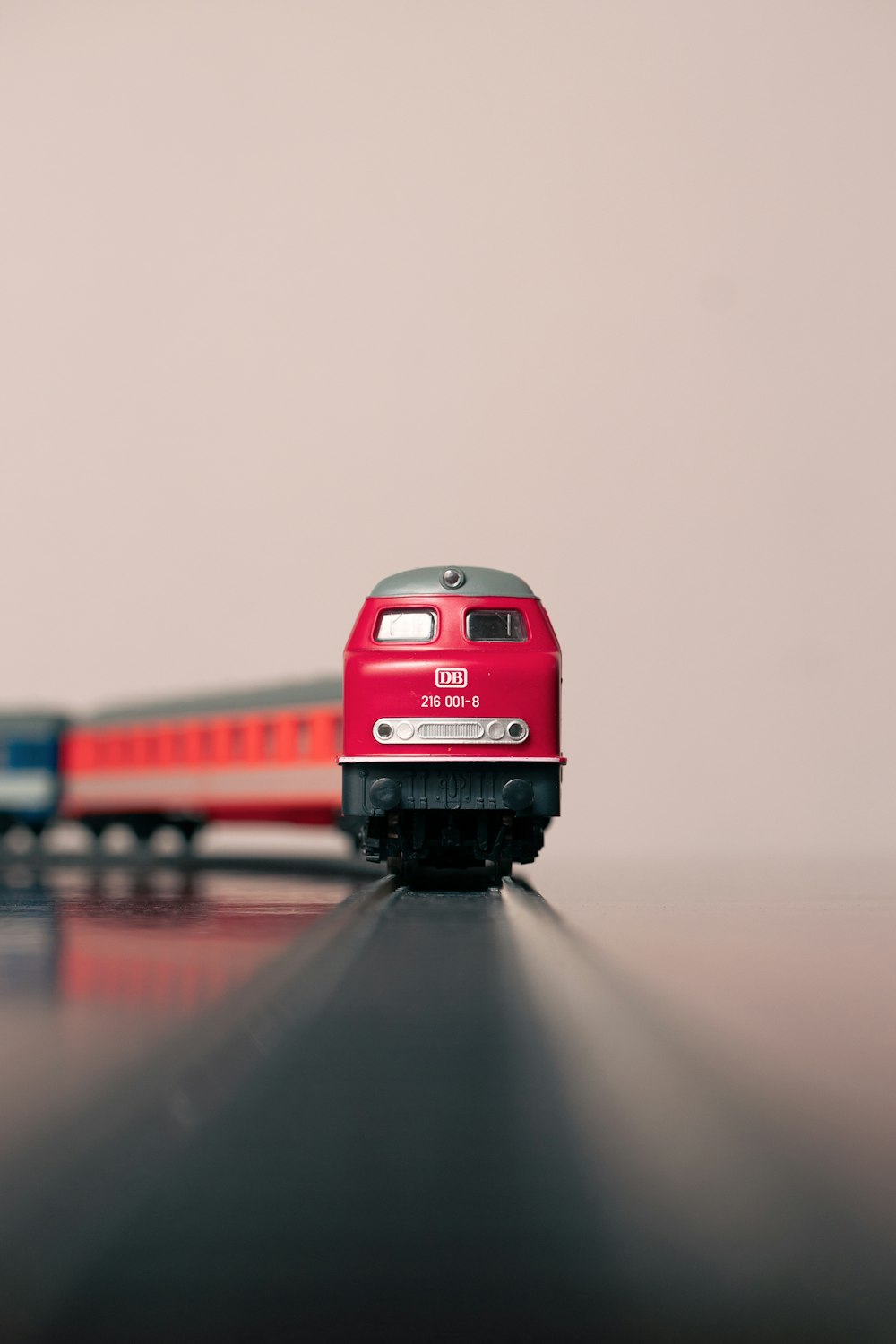 brinquedo de trem vermelho e preto