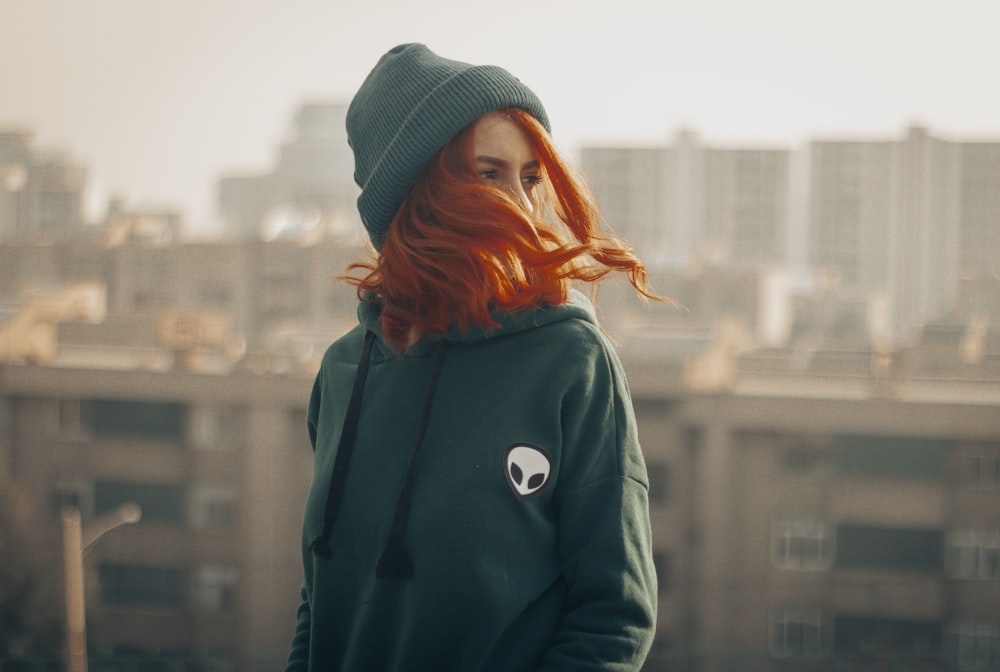 femme en veste bleue portant une casquette en tricot gris