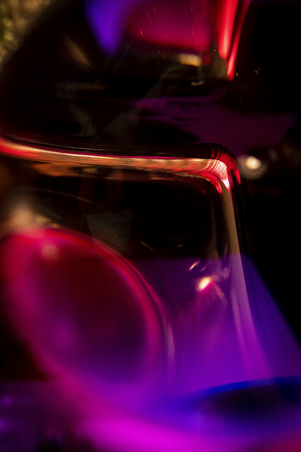 Botella de vidrio púrpura y rosa