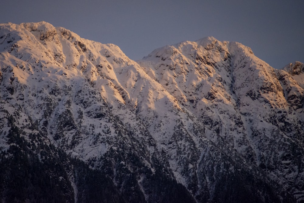 Schneebedeckter Berg tagsüber