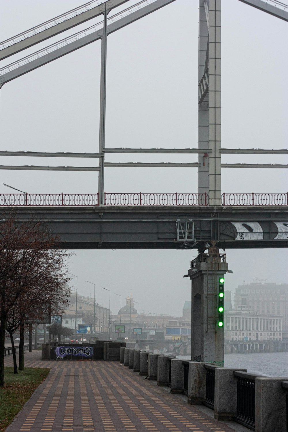 昼間の街に架かる黒い金属製の橋