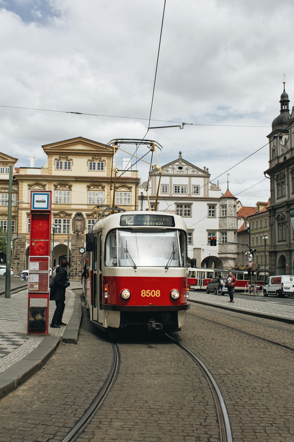 rot-weiße Straßenbahn tagsüber auf der Straße