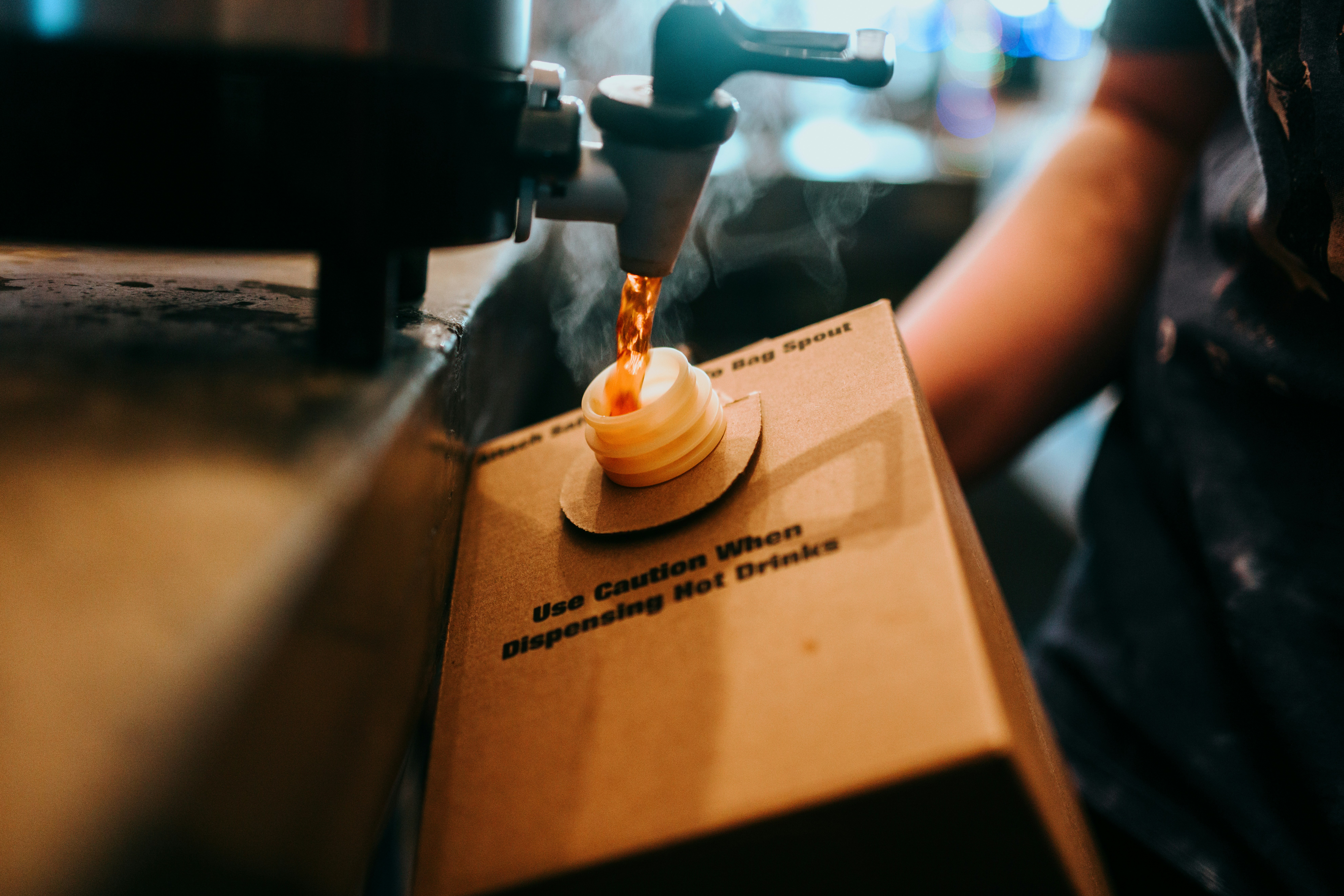 photo-1610492273376-5ecb6223fe7a?ixid=M3wxMjA3fDB8MXxzZWFyY2h8MTR8fGNvZmZlZSUyMGJhciUyMHN5cnVwJTIwZGlzcGVuc2Vyc3xlbnwwfHx8fDE3NjMwMzk0MjR8MA\u0026ixlib=rb-4.1.0