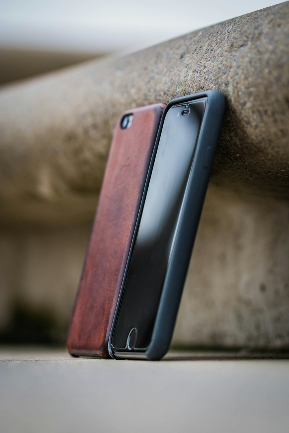 iPhone 6 argenté avec étui en cuir marron