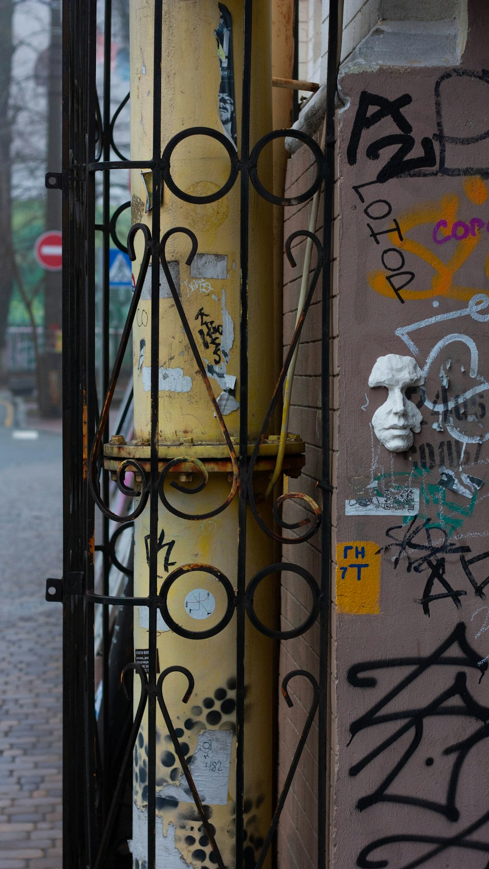 schwarzer Metallzaun mit Graffiti