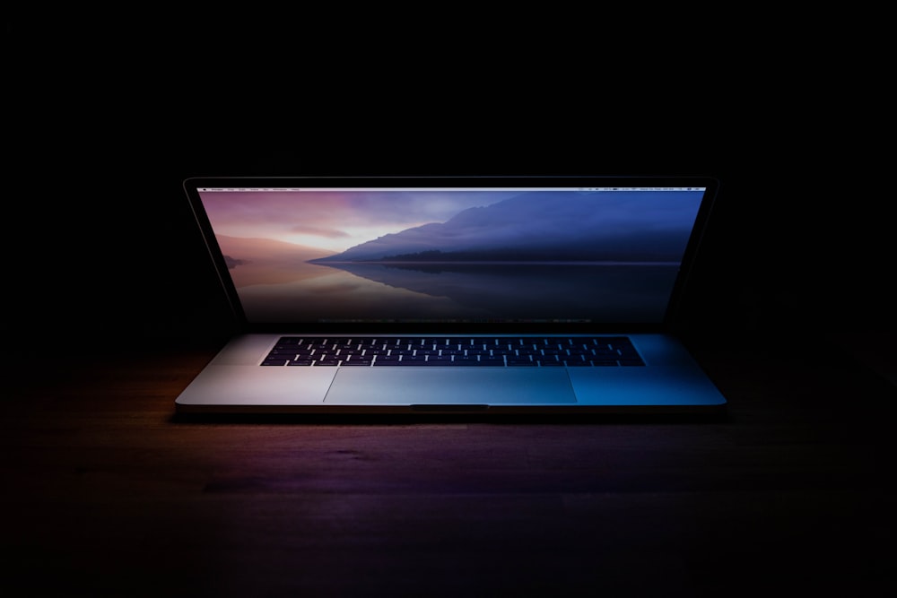 茶色の木製テーブルの上のMacBook Pro