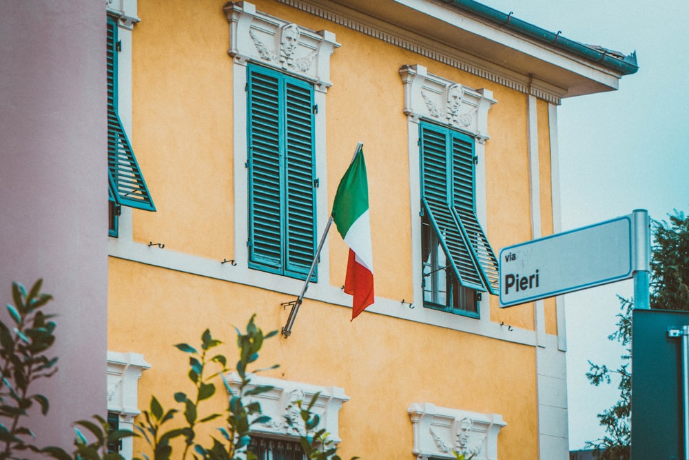 bandiera blu, bianca e rossa su edificio in cemento bianco