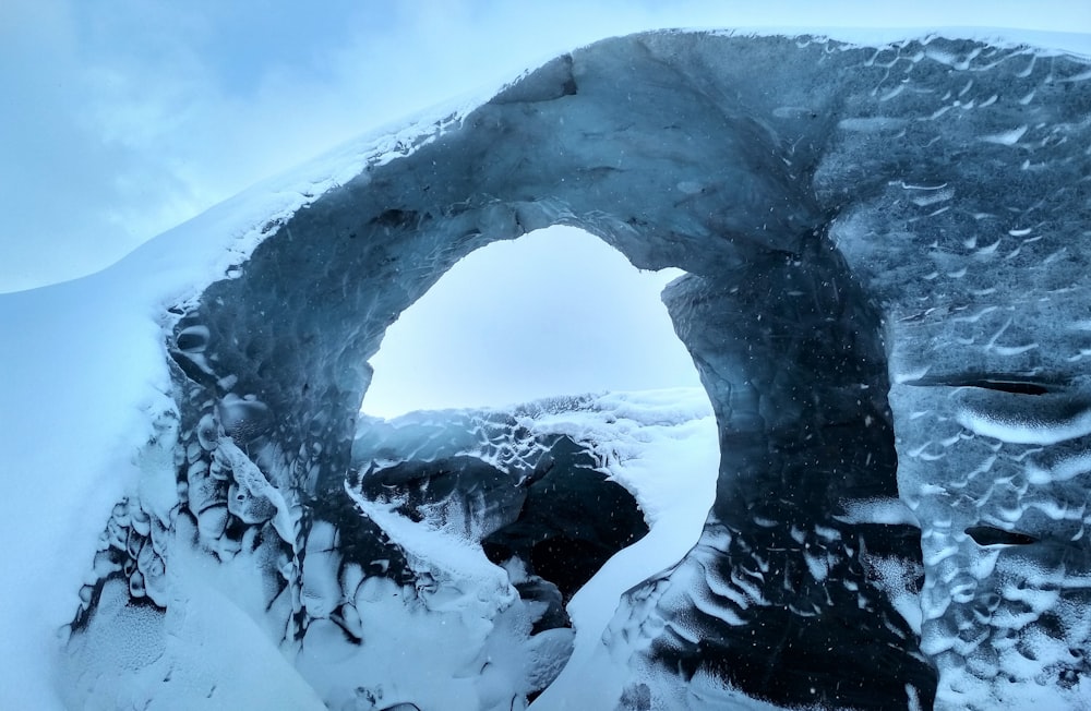 昼間の青空に覆われた雪山