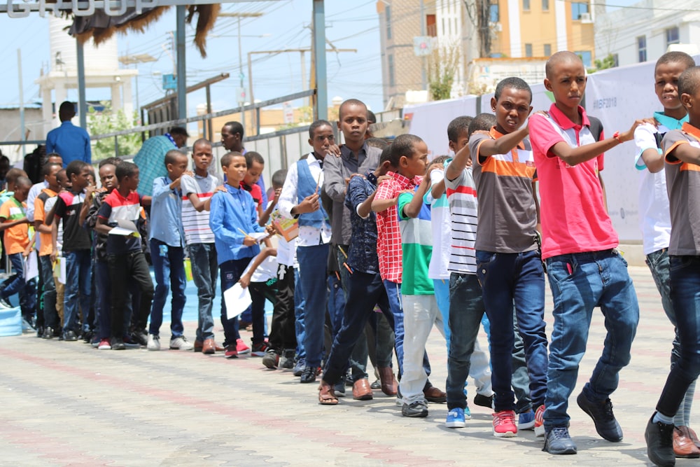 grupo de personas paradas en la calle durante el día