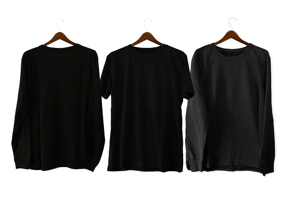 black crew neck t-shirt