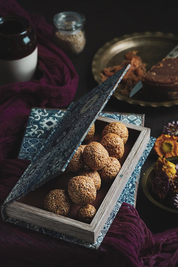 Ghee Besan Laddoo Box (12 pc)