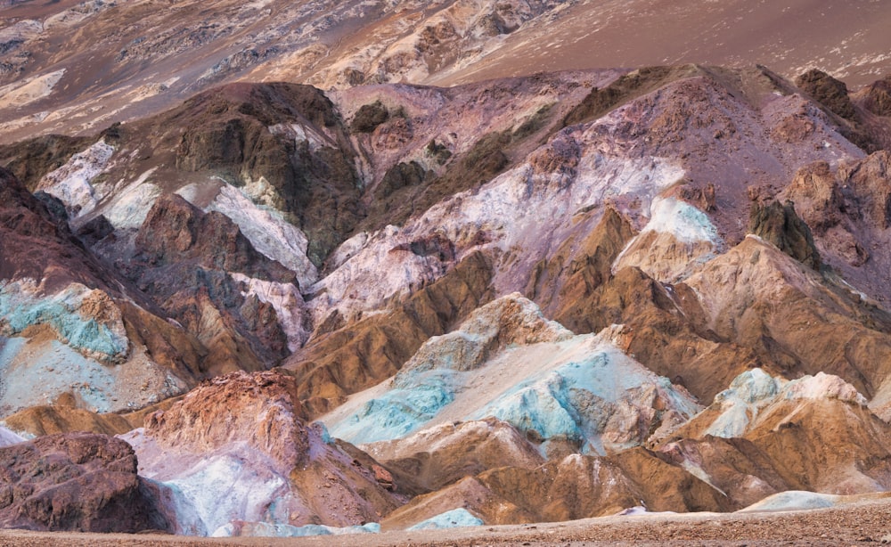 montagnes brunes et grises pendant la journée