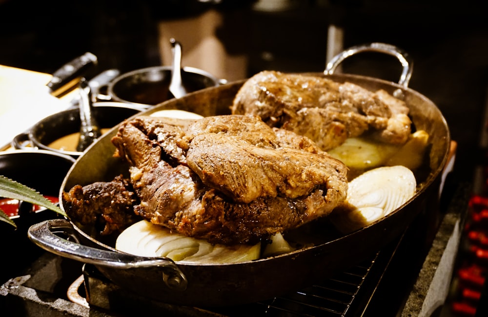 carne cozida na bandeja de aço inoxidável