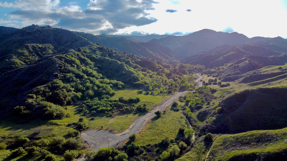 Montañas verdes bajo el cielo azul durante el día