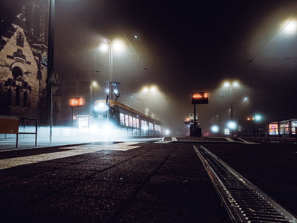 beleuchtete Straßenlaterne während der Nachtzeit