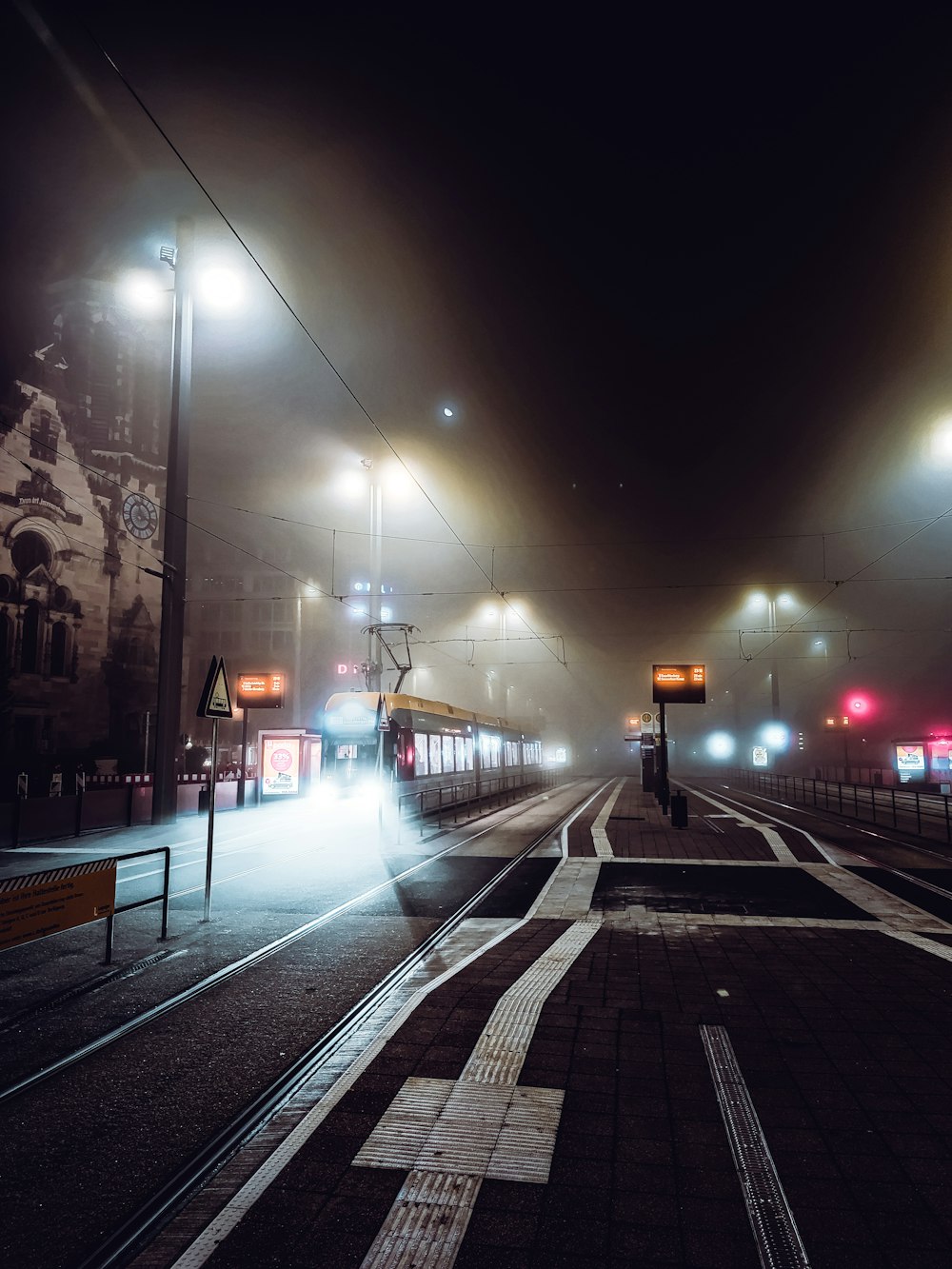 Schwarze und weiße Straße mit Autos während der Nachtzeit