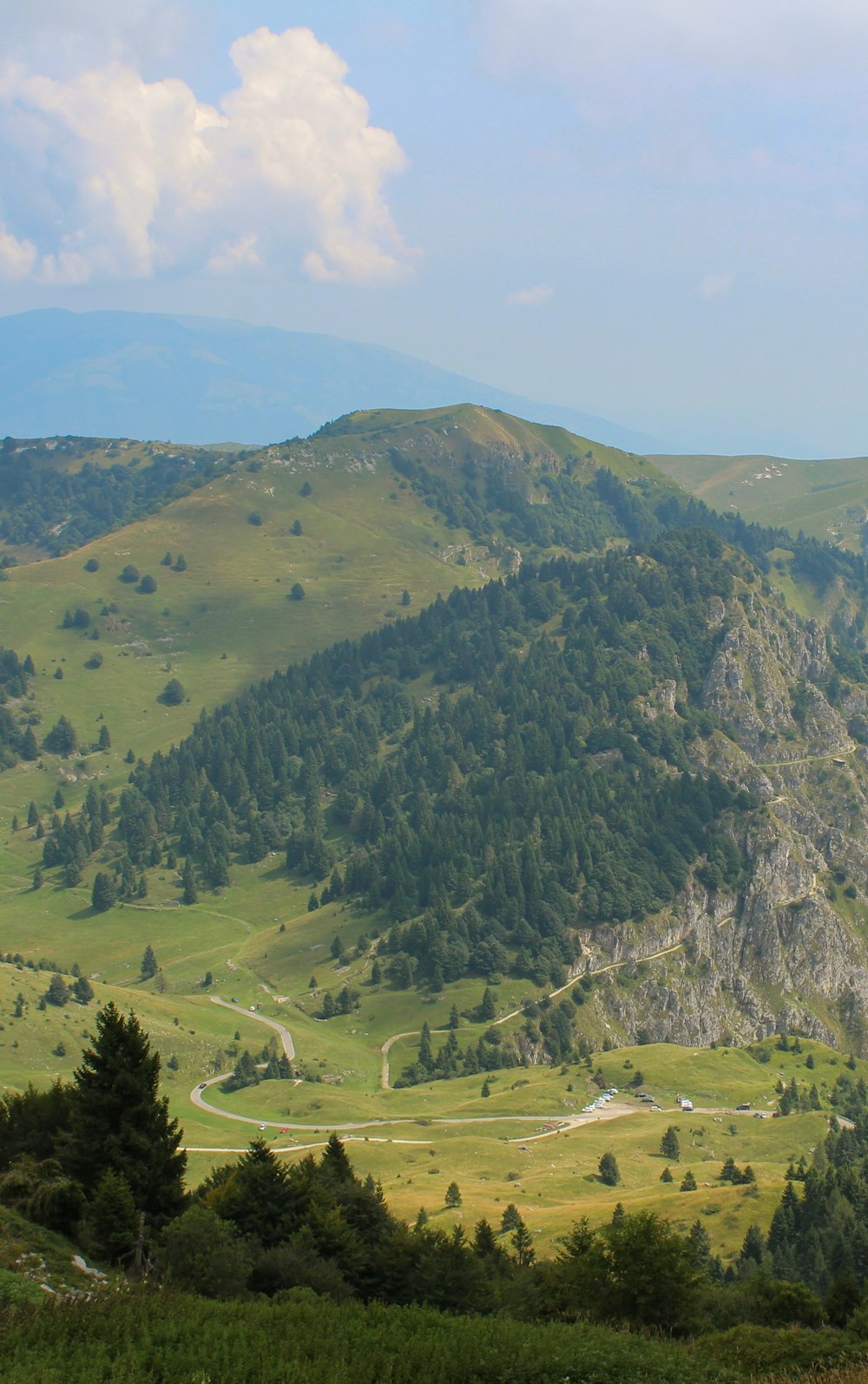 grüne und braune Berge unter blauem Himmel tagsüber