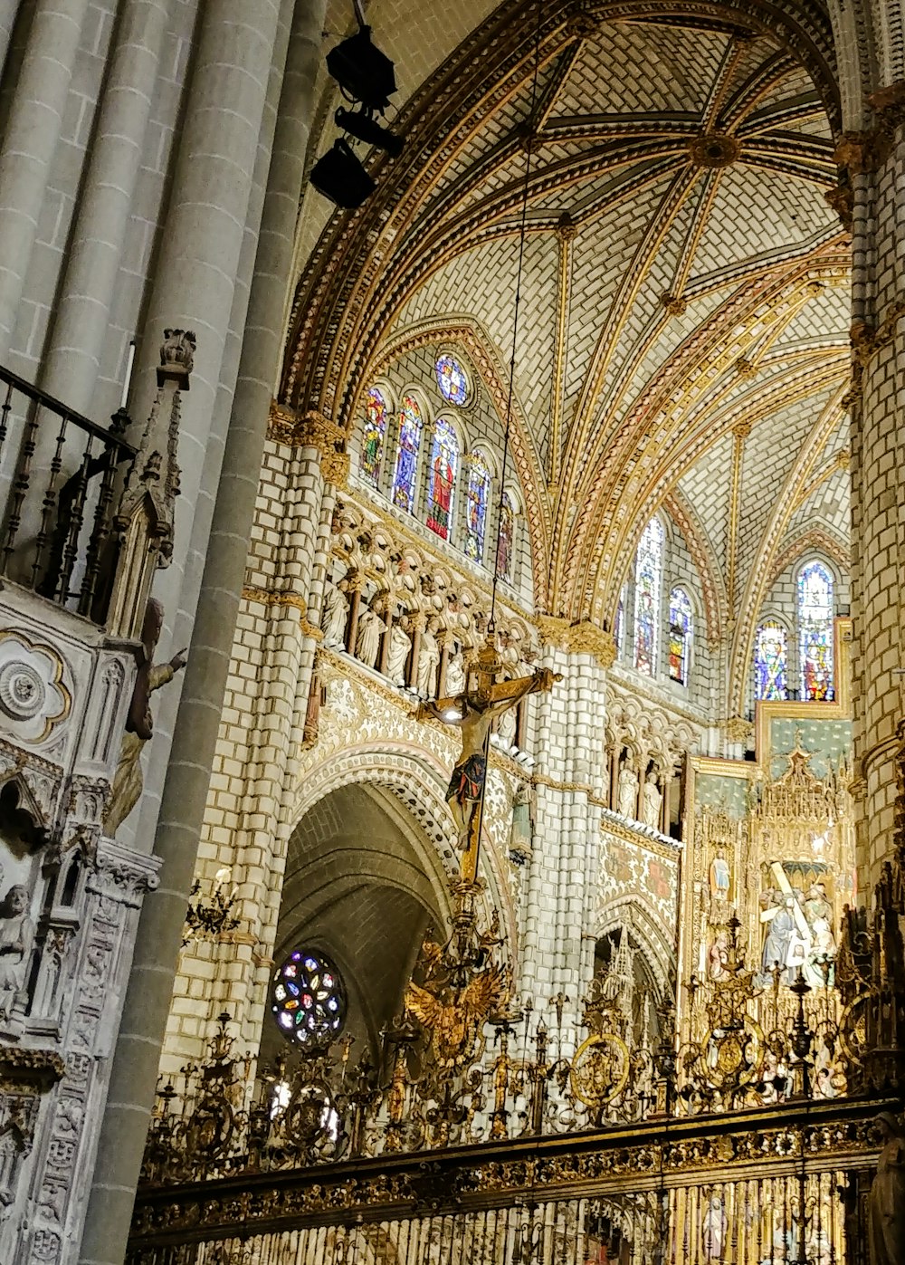 Interno della cattedrale in oro e bianco