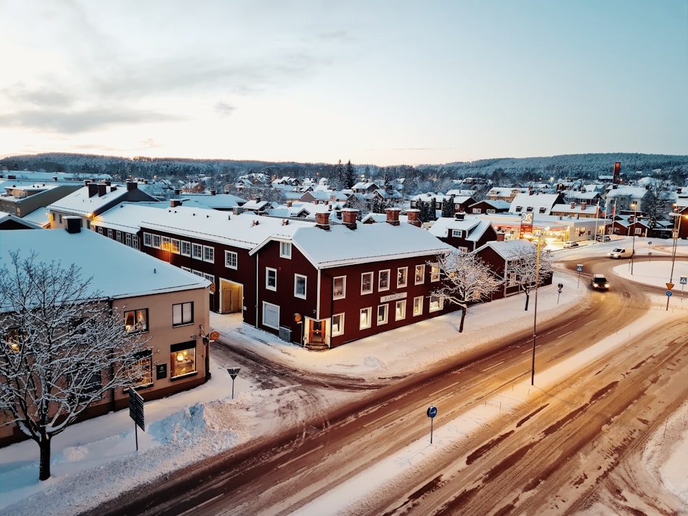 Maisons en béton brun et blanc pendant la journée