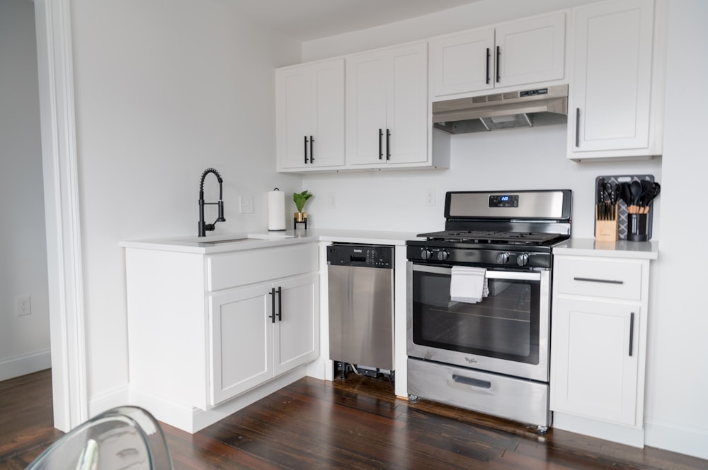 Armoire de cuisine en bois blanc et four à micro-ondes blanc