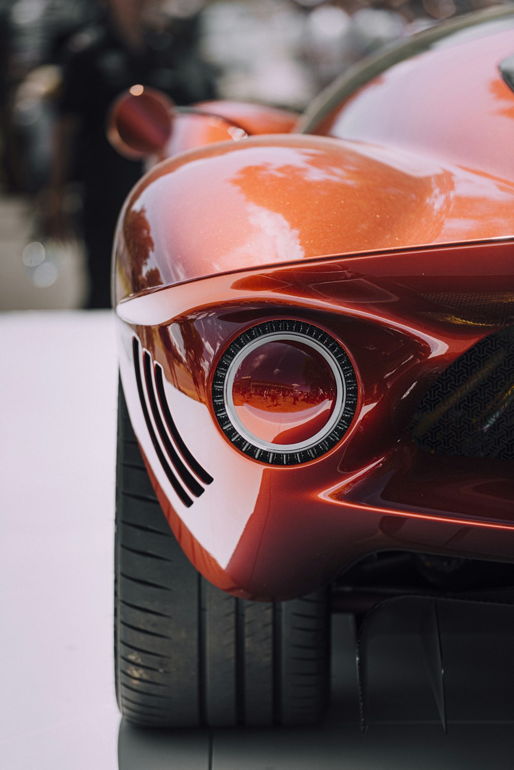 Voiture orange et blanche dans une lentille à bascule et décentrement